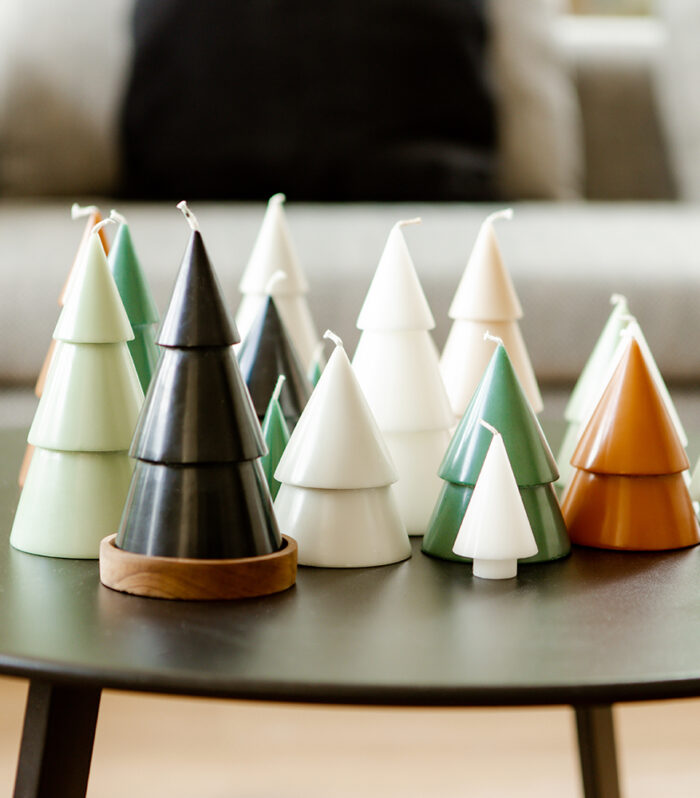 Superbe bougie Originalhome 100% naturelle et faite à la main. Fabriquée à partir d’huile de palme certifiée et mélangée avec de la cire de noix de coco. Parfaite pour votre décoration de Noël