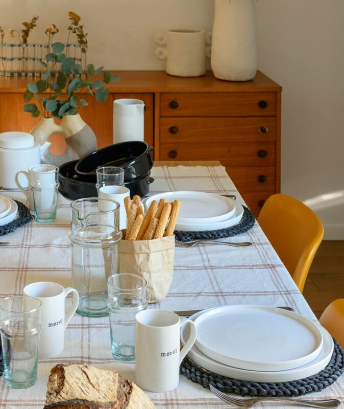 Assiette blanche en ceramique au design épuré et moderne