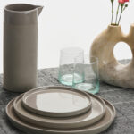 Assiette grise en ceramique au design épuré et moderne