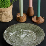 Assiette en grès dans les tons de vert foncé et noir. Elégance pour votre table et mélange entre minimalime scandinave et tradition rustique indienne.