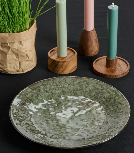 Assiette en grès dans les tons de vert foncé et noir. Elégance pour votre table et mélange entre minimalime scandinave et tradition rustique indienne.