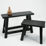 Banc d’intérieur noir en bois recyclé. Il est solide, robuste et composé à 100% de bois recyclé.