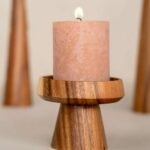Bougeoir de la marque Kinta en forme de champignon.Il est fabriqué à la main à partir de bois d’Acacia provenant de sources durables et traité avec un vernis.