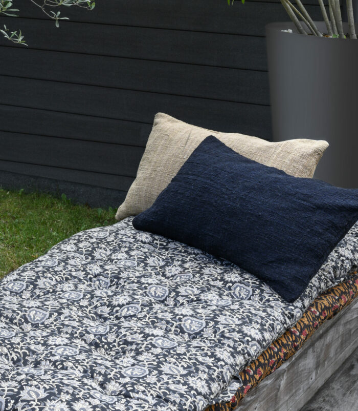 Coussin noir 100% coton recyclé de la marque orignal Home