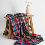Haïk vintage coloré fabriqué au Maroc. A utiliser en nappe, couvre-lit ou plaid