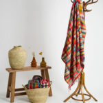 Haïk vintage coloré fabriqué au Maroc. A utiliser en nappe, couvre-lit ou plaid