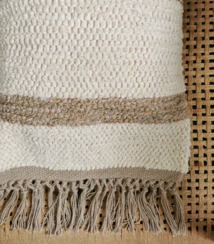 Magnifique housse de coussin ecru-beige fait à partir de coton recyclé, comme tous les tapis et les poufs de la marque Nunamae. Il est extrêmement confortable et doux.