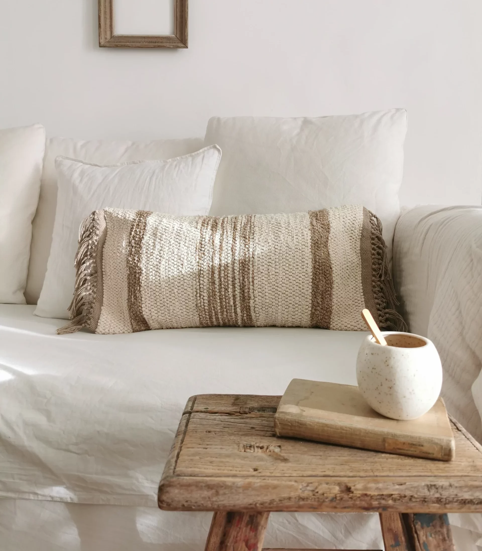 Magnifique housse de coussin ecru-beige fait à partir de coton recyclé, comme tous les tapis et les poufs de la marque Nunamae. Il est extrêmement confortable et doux.