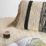 Magnifique coussin noir-beige fait à partir de coton recyclé, comme tous les tapis et les poufs de la marque Nunamae. Il est extrêmement confortable et doux.