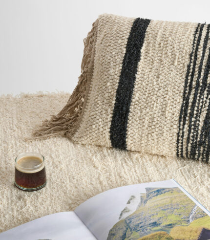 Magnifique coussin noir-beige fait à partir de coton recyclé, comme tous les tapis et les poufs de la marque Nunamae. Il est extrêmement confortable et doux.