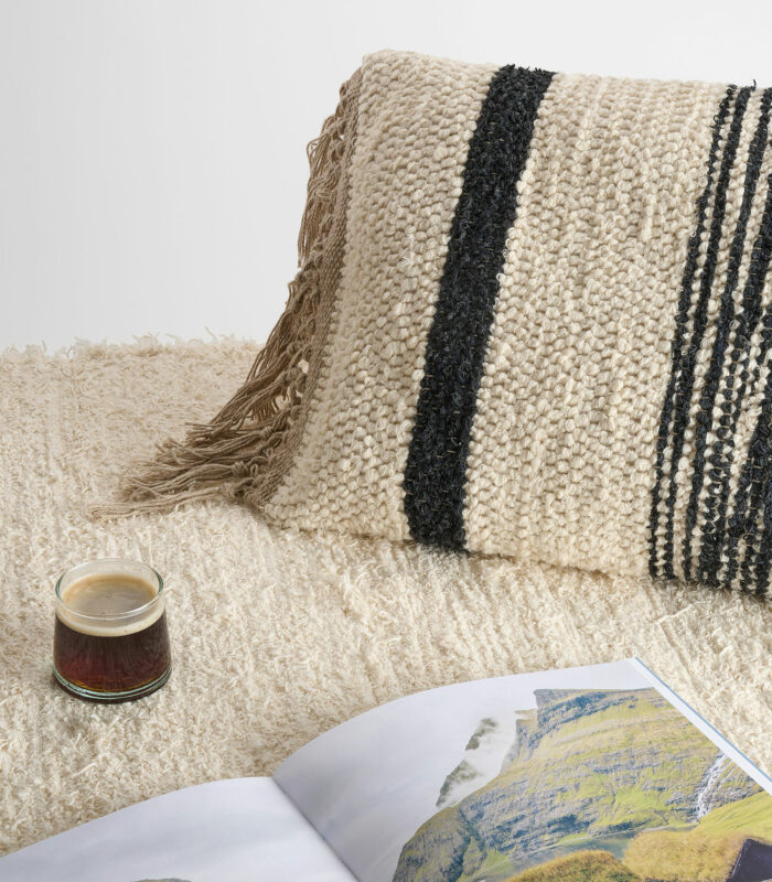 Magnifique coussin noir-beige fait à partir de coton recyclé, comme tous les tapis et les poufs de la marque Nunamae. Il est extrêmement confortable et doux.