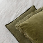 Housse de coussin en velour kaki avec des franges par Madam Stoltz