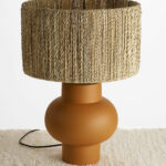 Lampe à poser en céramique de couleur caramel avec abat-jour en jonc naturel de la marque Homata