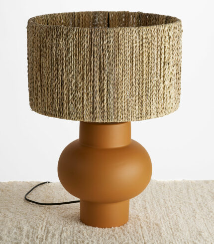 Lampe à poser en céramique de couleur caramel avec abat-jour en jonc naturel de la marque Homata