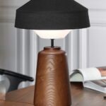 Lampe à poser Mokuzai suna de Marketset pied en bois tourné et abat-jour tisssus
