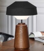 Lampe à poser Mokuzai suna de Marketset pied en bois tourné et abat-jour tisssus