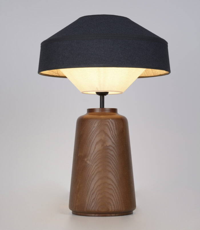 Lampe à poser Mokuzai suna de Marketset pied en bois tourné et abat-jour tisssus