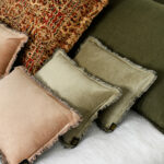Mini coussin en velours sur le dessus et coton noir sur le dessous, finitions franges. A disposer sur un canapé, un lit ou une assise.
