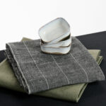 Cette très belle nappe noir rayé est fabriquée à partir de fils de coton recyclés et tissés sur un métier à main traditionnel.