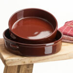 Plat terracotta avec anses fabriqué artisanalement en terre rouge. Couleur profonde, aspect Brut.