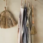 Tablier de cuisine en coton gris délavé avec rayure sur les cotés noires. Idéal pour rester chic en cuisinant