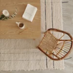 Magnifique tapis aux lignes sobres et élegantes à la fois. Les teintes sont naturelles et rendent le produit unique. Ce tapis a été conçu à la main à partir de coton et fibres recyclés.