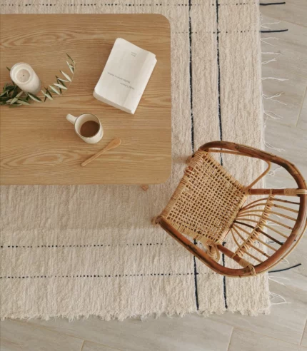 Magnifique tapis aux lignes sobres et élegantes à la fois. Les teintes sont naturelles et rendent le produit unique. Ce tapis a été conçu à la main à partir de coton et fibres recyclés.