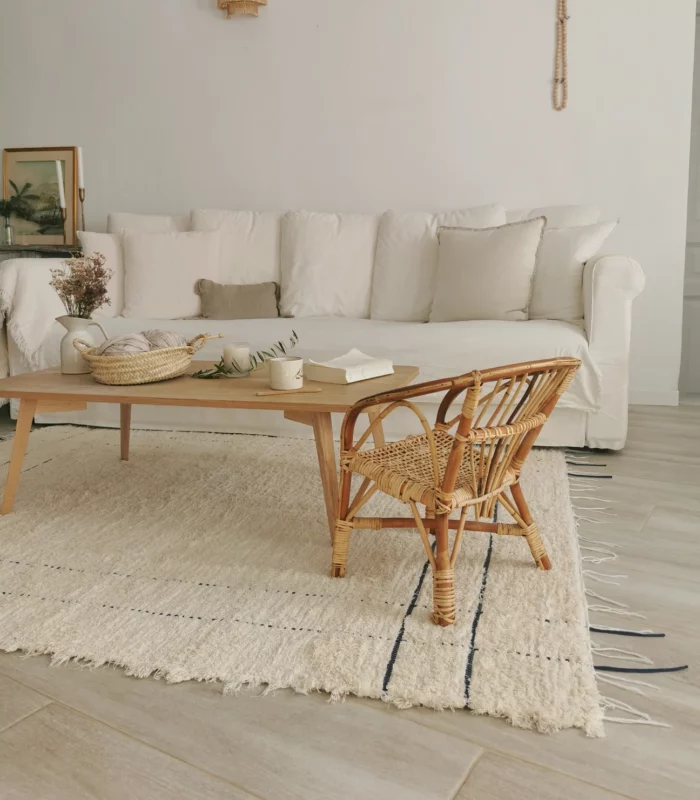 Magnifique tapis aux lignes sobres et élegantes à la fois. Les teintes sont naturelles et rendent le produit unique. Ce tapis a été conçu à la main à partir de coton et fibres recyclés.