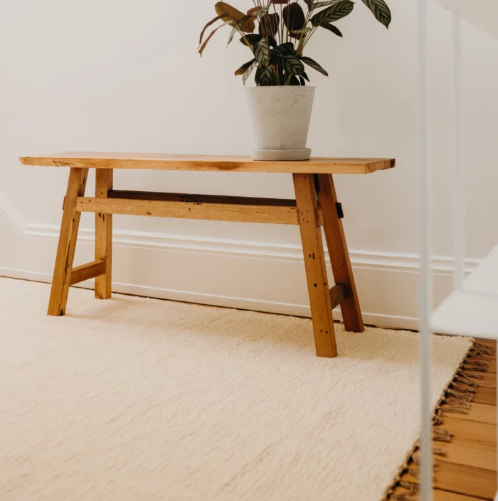 Magnifique tapis "Lucas" écru, aux lignes sobres et élegantes à la fois. Les teintes sont naturelles et rendent le produit unique. Ce tapis a été fabriqué à la main à partir de coton et fibres recyclés par Nunamaé au Portugal