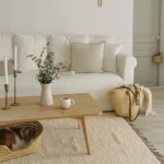 Magnifique tapis "Lucas" écru, aux lignes sobres et élegantes à la fois. Les teintes sont naturelles et rendent le produit unique. Ce tapis a été fabriqué à la main à partir de coton et fibres recyclés par Nunamaé au Portugal