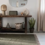 Magnifique tapis "Lucas" kaki, aux lignes sobres et élegantes à la fois. Les teintes sont naturelles et rendent le produit unique. Ce tapis a été fabriqué à la main à partir de coton et fibres recyclés par Nunamaé au Portugal