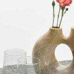 Vase à double ouverture beige, rose et taupe. Il est original, design et parfait pour une composition de fleurs ou d’herbes séchées.