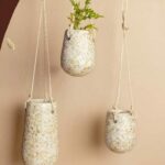 Vase décoratif suspendu à base de bouteille d'eau, de copeau de bois et de papier mâché