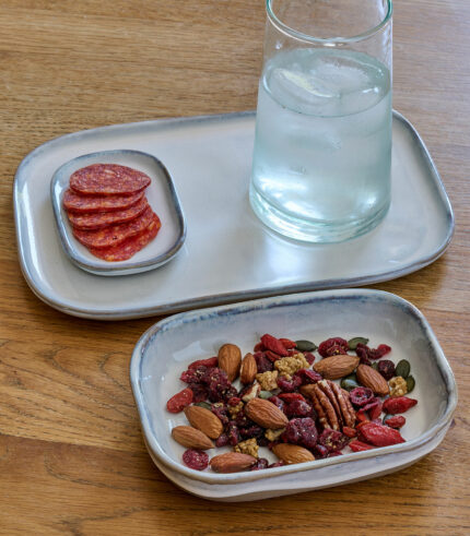 Magnifique assiette Collection Merci N°2 de Serax en grès émaillé blanc cassé et inspirée du service “American Modern Dinnerware” et du célèbre bento japonais.