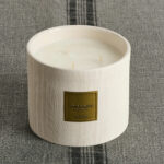 Bougie artisanale en céramique striée blanche aux senteurs orientales. Son parfum est frais et piquant et vous invite au voyage.