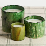 Bougie en céramique artisanale caractérisée par des irrégularités au niveau de la forme et parfois de la couleur.Parfum menthe et thé vert