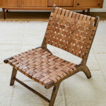 Fauteuil en noyer et cuir fabriqué au Maroc artisanalement