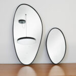 Petit miroir créé par Marie Michielssen pour Serax de forme organique avec son bord noir