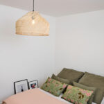Suspension en rotin naturel au design moderne et minimaliste.