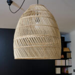 Suspension en rotin au design moderne et minimaliste.