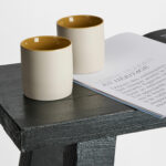 Tasse en céramique exterieure matte et intérieur moutarde de la nouvelle gamme “Cyl” fabriquée à la main au Vietnam. Son design est simple, moderne et intemporel.