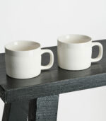 Tasse en céramique de la nouvelle gamme “Cyl” fabriquée à la main au Vietnam. Matière matte avec une bande de céramique blanche.