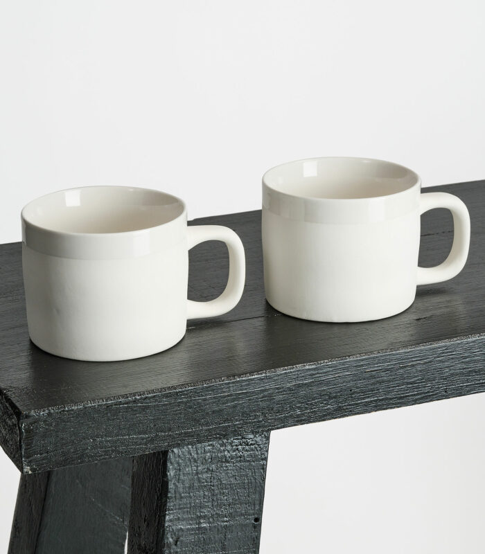 Tasse en céramique de la nouvelle gamme “Cyl” fabriquée à la main au Vietnam. Matière matte avec une bande de céramique blanche.