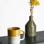 Tasse tri color en céramique de la nouvelle gamme “Cyl” fabriquée à la main au Vietnam. Son design est simple, moderne et intemporel.