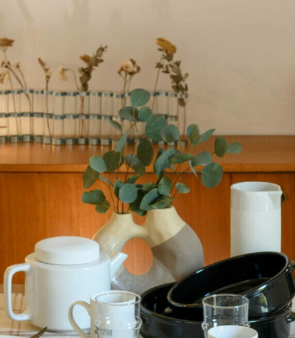 Vase à double ouverture beige, rose et taupe. Il est original, design et parfait pour une composition de fleurs ou d’herbes séchées.