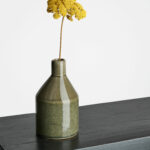 Petit vase kaki original et design en grès émaillé parfait pour une composition de fleurs ou d’herbes séchées.