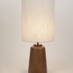 Lampe à poser Mokuzai de Marketset pied en bois tourné et abat-jour tisssus