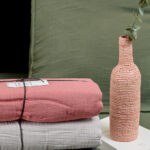 Bouteille raphia rose de la marque Domoina