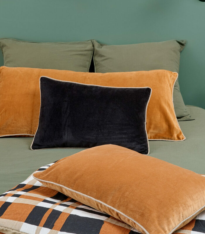 Coussin en velour noir de la collection Haomy