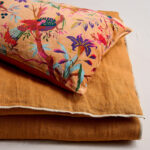 Housse de coussin velour imprimé oiseau caramel